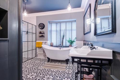 Opulent Oasis Large Luxury home sleeps 10, Manchester (photo 7)