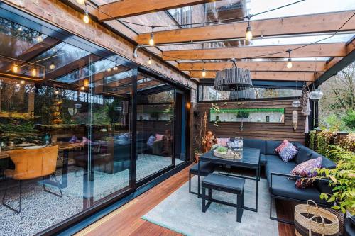 Opulent Oasis Large Luxury home sleeps 10, Manchester (photo 9)