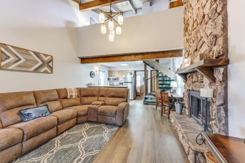 Angel Fire Condo Less Than half Mi to Resort and Bike Park! in Angel Fire, USA