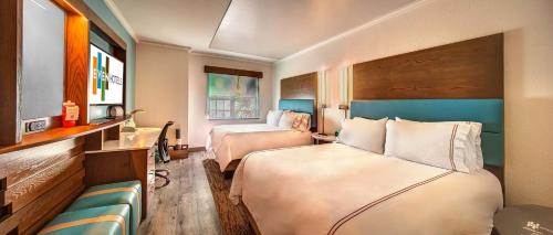 Standard Queen Room with Two Queen Beds image 4
