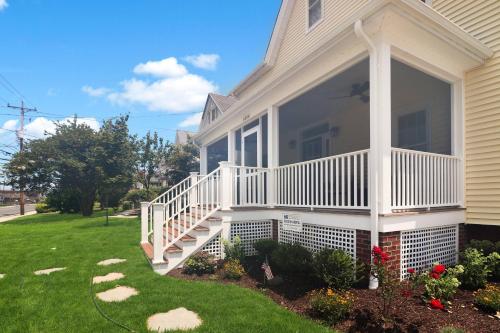 Hill House - Pet friendly, In town with water views!