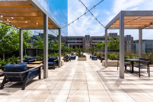 Luxury 2 BR Apt with Gym Luxury 2 BR Apt with Gym