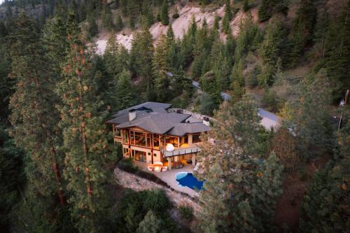 Okanagan Lake View Villa with Pool Sauna Cold Plunge – khách sạn tại Trung Tam Thanh Pho