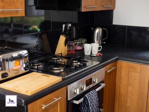 Newhall by Alt-Stay Leeds 3 Bed Home Contractor and Relocation Accommodation with Fully Equipped Kitchen, Laundry, Parking, Garden, Smart TV and Wi Fi - Long Stay Ready with Weekly and Monthly Rates, Leeds (fotografie 6)