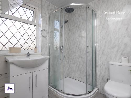 Temple by Alt-Stay Contractor Accommodation - 4 Bed Contractor Home With Parking, Wi-Fi & Full Kitchen - Ideal For Long stays, Leeds (foto 7)