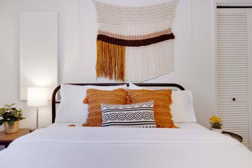 Charming Lakeside Retreat for 10 Charming Lakeside Retreat for 10