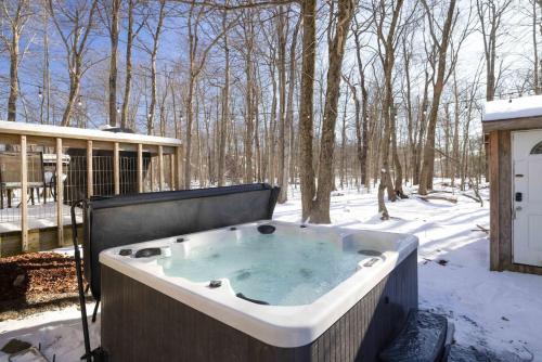 Charming Lakeside Retreat for 10 Charming Lakeside Retreat for 10