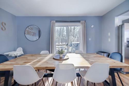 Charming Lakeside Retreat for 10 Charming Lakeside Retreat for 10