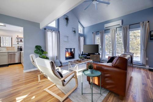 Charming Lakeside Retreat for 10 Charming Lakeside Retreat for 10