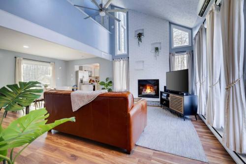 Charming Lakeside Retreat for 10 Charming Lakeside Retreat for 10