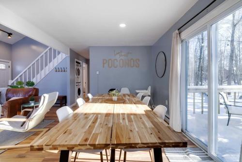 Charming Lakeside Retreat for 10 Charming Lakeside Retreat for 10