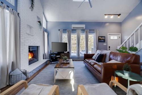 Charming Lakeside Retreat for 10 Charming Lakeside Retreat for 10