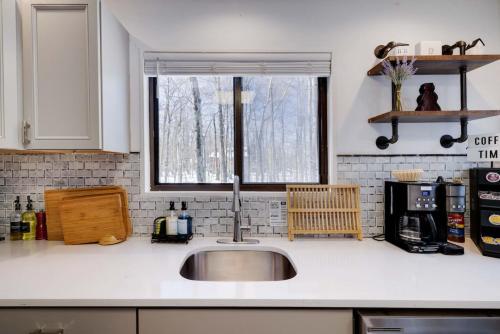 Charming Lakeside Retreat for 10 Charming Lakeside Retreat for 10