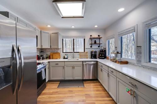 Charming Lakeside Retreat for 10 Charming Lakeside Retreat for 10