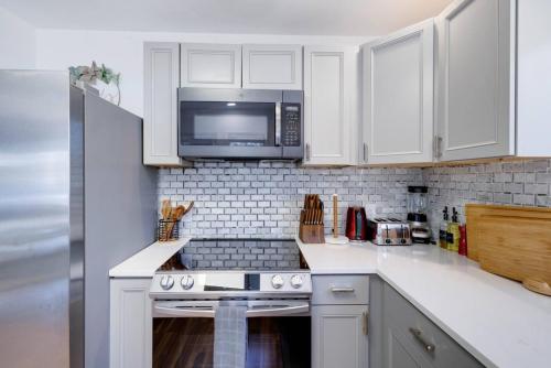 Charming Lakeside Retreat for 10 Charming Lakeside Retreat for 10