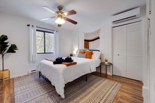 Charming Lakeside Retreat for 10 Charming Lakeside Retreat for 10