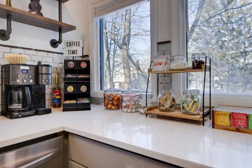 Charming Lakeside Retreat for 10 Charming Lakeside Retreat for 10