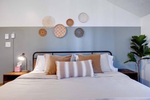 Charming Lakeside Retreat for 10 Charming Lakeside Retreat for 10