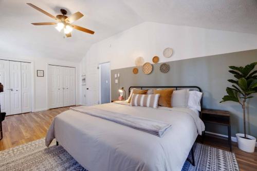 Charming Lakeside Retreat for 10 Charming Lakeside Retreat for 10