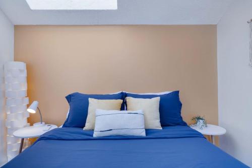 Charming Lakeside Retreat for 10 Charming Lakeside Retreat for 10