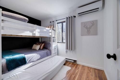 Charming Lakeside Retreat for 10 Charming Lakeside Retreat for 10