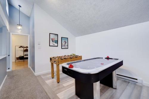 Charming Lakeside Retreat for 10 Charming Lakeside Retreat for 10