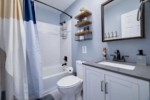 Charming Lakeside Retreat for 10 Charming Lakeside Retreat for 10