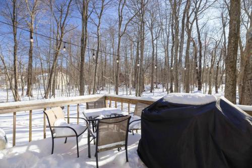 Charming Lakeside Retreat for 10 Charming Lakeside Retreat for 10