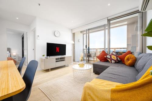 Luxe Flemington Cityscape views Pool Gym Parking