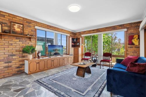 Boomerang Retro 70s Family Home Waterfront Pool in Bundall