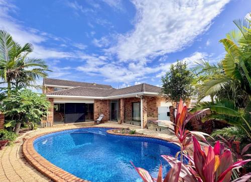Boomerang Retro 70s Family Home Waterfront Pool in Bundall