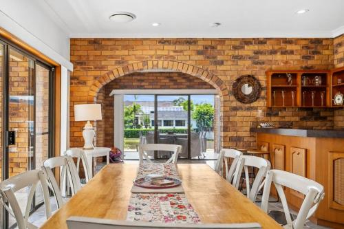 Boomerang Retro 70s Family Home Waterfront Pool in Bundall