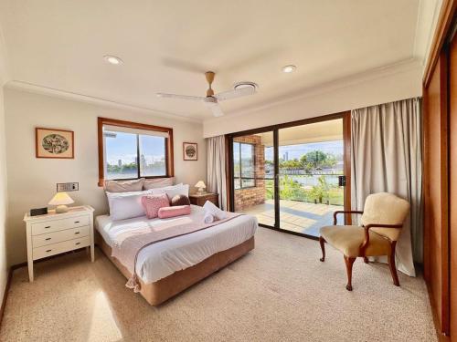 Boomerang Retro 70s Family Home Waterfront Pool in Bundall