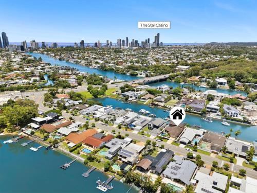 Boomerang Retro 70s Family Home Waterfront Pool in Bundall