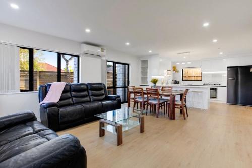 Spacious Modern Home near Airport and Manukau City, Auckland