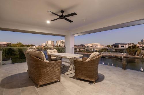 North Quay Waterfront Family Holiday Home Pool