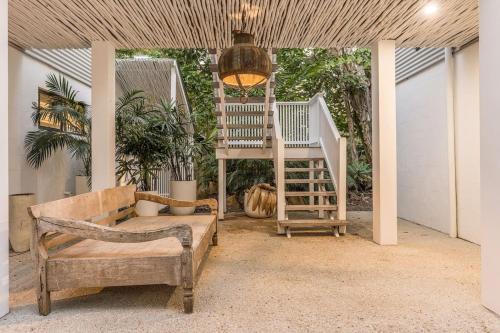 Peter St South Golden Beach Abode Family Luxury at Beach