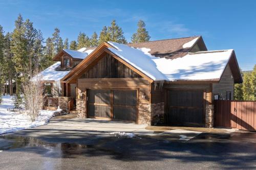 Wagon Ranch Ultimate Retreat with Hot Tub