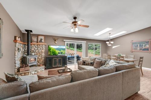 Great Cabin with AC Firepit Fireplace, Arnold (foto 2)