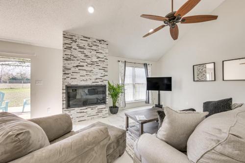 . 1 Mi to Lake Jacksonville: Pet-Friendly Home