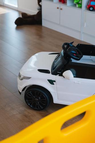 5Beds Luxu Home with Pool and AC Conveniently Located