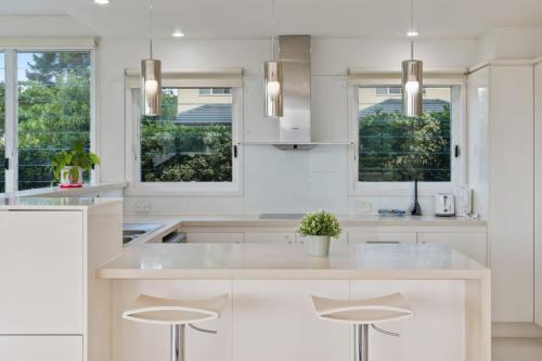 5Beds Luxu Home with Pool and AC Conveniently Located