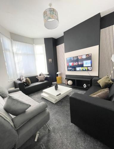 5 Bed Urban Escape - Spacious - 3 Floors - Parking