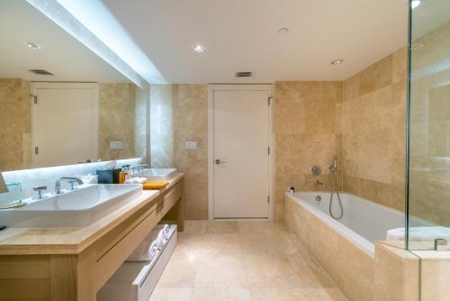 2 Bedroom located at 1 Hotel & Homes Miami Beach -1445 - image 2