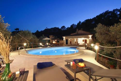 Rustic house recently renovated villa with views to the Pollensa mountains by Renthousing 2