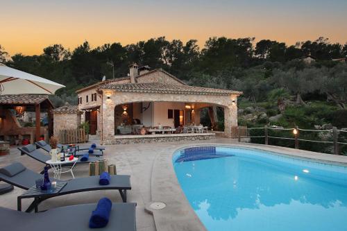 Rustic house recently renovated villa with views to the Pollensa mountains by Renthousing 3