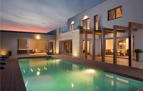สระว่ายน้ำ, Villa Royal Green in เบชิชี