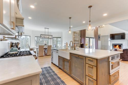 Fayetteville Apartment with Hot Tub and Pool Access! in Fayetteville, USA