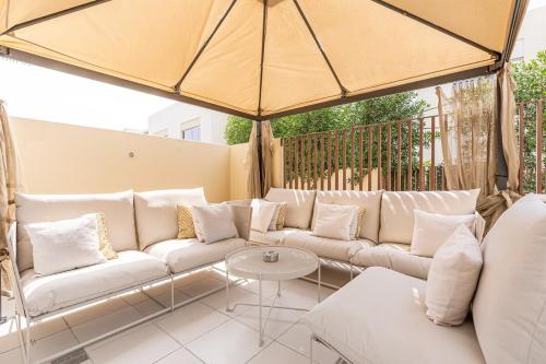 Bright and Airy 2BR, Family-Friendly with Pool and Gym, Dubai (Foto 4)