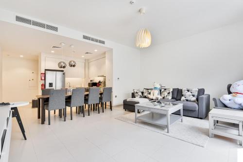 Bright and Airy 2BR, Family-Friendly with Pool and Gym, Dubai (Foto 9)
